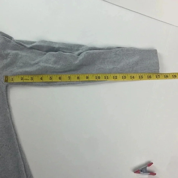 3/$15 Gray heart pointelle round neck long sleeve cotton blend sweater sz medium - Picture 6 of 8